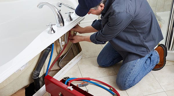 Installateur sanitaire pour salle de bain